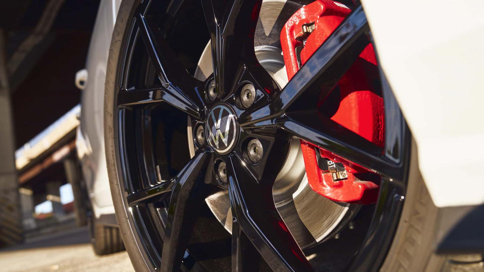 Το νέο VW Golf GTI 380 λέει αντίο στο χειροκίνητο κιβώτιο 